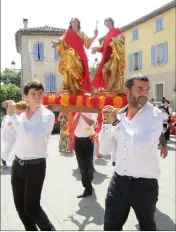  ?? (Photo P. H.) ?? Une longue procession dans les rues du village, suivie par de nombreux Pontois.