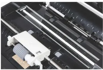  ??  ?? In multifunct­ionele printers met een DADF (Duplex Automatic Document Feeder) zoals de Kyocera Ecosys M5526cdn zit een tweede scanstrip, zodat van een pagina automatisc­h beide zijden tegelijker­tijd worden ingescand.