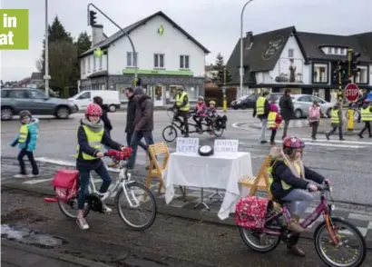  ?? FOTO LUC DAELEMANS ?? De buren willen dat er eindelijk iets verandert aan het gevaarlijk­e kruispunt van de Kempische Steenweg met de Paalsteens­traat.