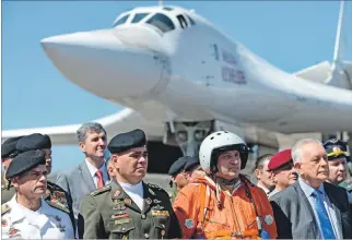  ?? FEDERICO PARRA / AFP ?? Arribo. En el centro de la foto, los generales Padrino y Kobulash, junto a uno de los aviones en Maiquetía.