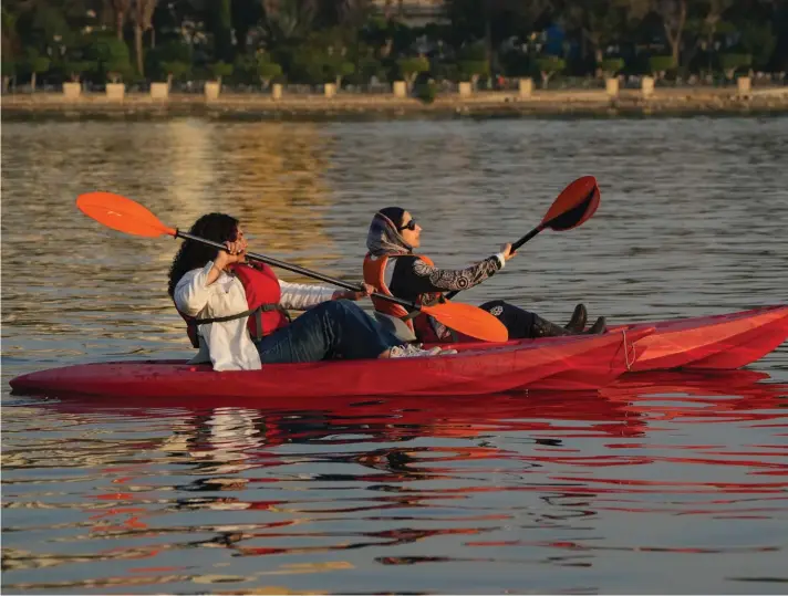  ?? ?? Egyptian women paddle on kayaks at the Nile River in Cairo, Egypt. Photo: AP/Amr Nabil