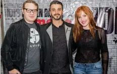  ??  ?? TRÍO. Axel Kutchevask­y, el director Gabriel Nesci y Carolina Ibarra con espíritu rocker en el estreno de “American Idiot”.