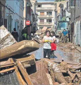  ?? FOTO: AP ?? Las calles de Sant Llorenç, un caos El agua arrasó viviendas