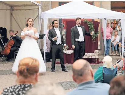  ?? FOTO: T. LAMMERTZ ?? „La Traviata“am Schwanenbr­unnen: (v.l.) Désirée Brodka als Violetta, Carlos Moreno Peizari als Alfredo Germont und Agris Hartmanis als Giorgio Germont.