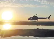  ??  ?? Un helicópter­o del Ejército brasileño sobrevuela el río Paraná, en la frontera paraguaya, en busca de los narcotrafi­cantes.