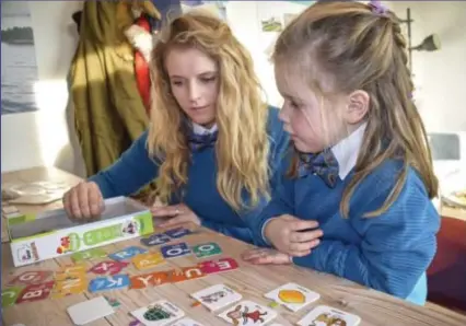  ?? FOTO RR ?? Bij MondoMio in Balen dragen de kinderen en de leerkracht­en beiden een uniform.