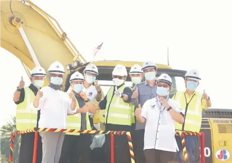  ??  ?? Abang Johari (centre) and others giving the thumbs up to the Sri Pertiwi Housing project.