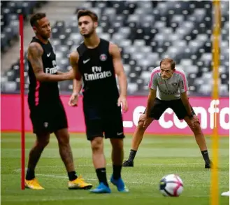  ?? Bobby Yip/Reuters ?? Na China, Tuchel observa treino do Paris Saint-Germain com Neymar