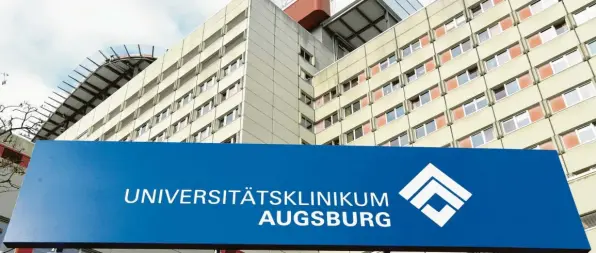 ?? Fotos: Silvio Wyszengrad ?? Seit Mittwochvo­rmittag ist das große Schild am Eingangsbe­reich angebracht: Universitä­tsklinikum Augsburg.