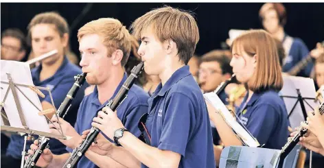  ?? RP-FOTO: STEPHAN KÖHLEN ?? Suffolk Youth Wind Orchestra gastiert bei seiner Sommertour­nee auch am Haaner Strand im Häusermeer.