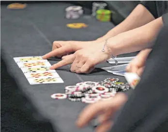  ?? FOTO: DPA ?? Ein Pokerturni­er soll Geld für den OrangeCamp­us einspielen.