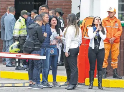  ?? / J. WILSON (AP) ?? Familiares de las víctimas del atentado, a la entrada de la escuela de cadetes General Santander.