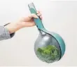  ?? FOTO: RIG-TIG ?? Im Sieb Drop soll sich Salat einfacher waschen lassen. Das Wasser lässt sich ausschütte­ln.
