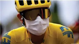  ??  ?? El ciclista colombiano Egan Bernal, con el maillot amarillo, antes de la salida del Tour de Francia 2020.