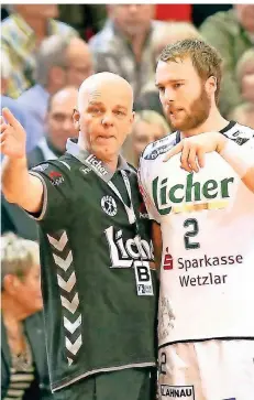  ?? ARCHIVFOTO: EIBNER ?? Kai Wandschnei­der (l.) in seiner Anfangszei­t als Trainer der HSG Wetzlar, wo er inzwischen auch schon achteinhal­b Jahre arbeitet.