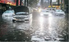  ??  ?? La acumulació­n de agua provocó que un vehículo se incendiara en las inmediacio­nes de Polanco.