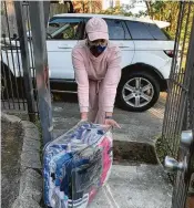  ?? Joy Sewing / Staff ?? Stephanie Harris drops off children’s laundry that she washed and folded for Chronicle writer Joy Sewing after Sewing shared a photo of her pile of dirty clothes.