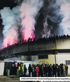  ?? ?? DESCONTENT­ES. Vários benfiquist­as foram impedidos de assistir ao jogo com o Estrela