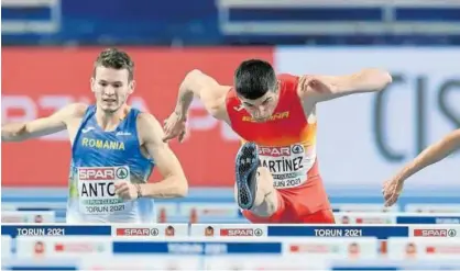  ?? Foto: Efe ?? Asier Martínez, superando una de las vallas en la primera ronda del Europeo de Torun.