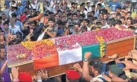  ?? PTI ?? People carry the coffin of Sepoy Het Ram Godara of 34 Rashtriya Rifles for last rites at his village in Soniyasar in Rajasthan’s Bikaner district on Tuesday.