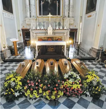  ?? PHOTO AFP ?? Des cercueils sont alignés devant l’autel d’une église de Bergame, dans le nord de l’Italie, le pays le plus affligé par la pandémie, où les morts se comptent par centaines.