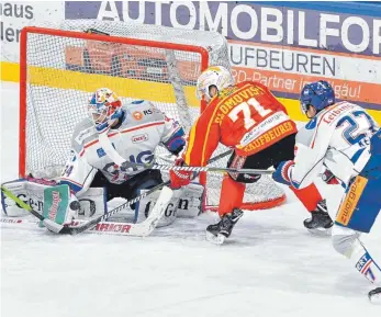  ?? FOTO: HARALD LANGER ?? Goalie Jonas Langmann war es zu verdanken, dass die Niederlage der Towerstars beim ESV Kaufbeuren (Sami Blomqvist) nicht noch höher ausfiel.