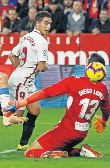  ??  ?? EL INSTANTE DECISIVO. Ben Yedder pica sobre Diego López en la jugada del 2-1.