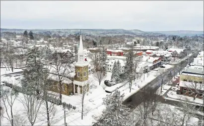  ?? Patrick Sikes / For Hearst Connecticu­t Media ?? More than 6 inches of snow fell Friday on the Danbury area, including Ridgefield. The snow canceled school and left many motorists off the road much of the morning.