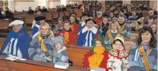  ?? FOTO: HEINZ THUMM ?? Lächelnde Gesichter zeigten die Närrinnen, Narren und Kinder beim Gottesdien­st im Zwiefalter Münster.