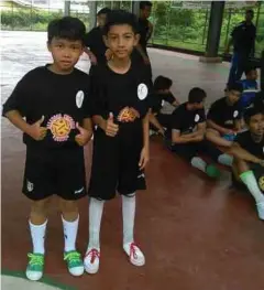  ??  ?? Mohamad Nabil Adli (kanan) menjalani latihan. bersama-sama rakan ketika