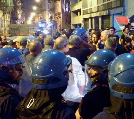  ??  ?? Subito dopo gli scontri La polizia sul luogo dell’aggression­e effettuata dai militanti di CasaPound nei confronti dei manifestan­ti anti Salvini