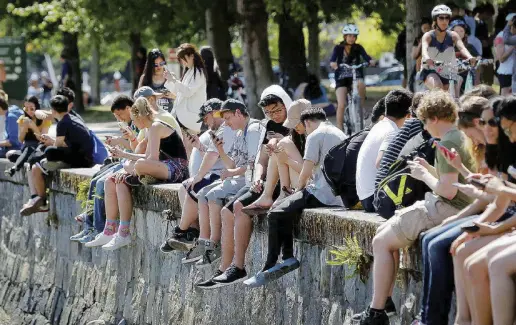  ?? Xinhua ?? Il tormentone 2016 Un gruppo di persone a un raduno di Pokemon Go