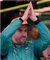  ?? AFP ?? Fernando Alonso, 41 anni, ringrazia i tifosi