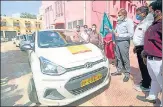  ?? DEEPAK GUPTA/HT PHOTO ?? District magistrate Abhishek Prakash flagging off Covid-19 mobile testing vans from Aishbagh community health centre in Lucknow on Friday.