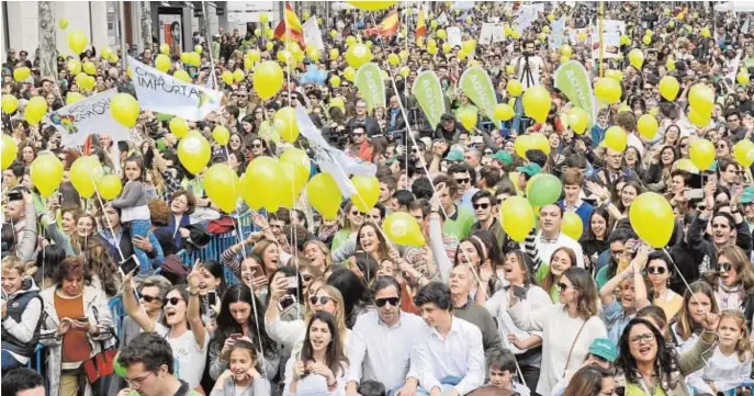 ??  ?? Las calles de Madrid se llenaron de globos y camisetas verdes, el color del «Sí a la Vida»