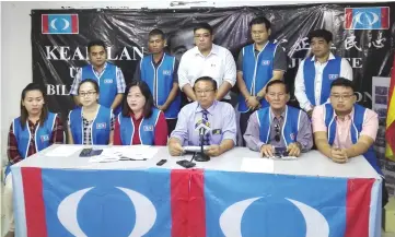  ??  ?? Dr Teo (seated third right), Voon (third left) and others at the press conference.