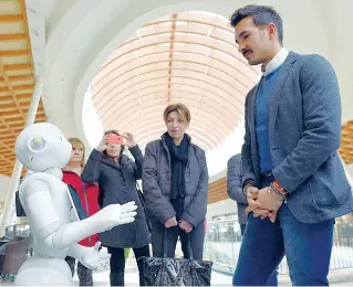  ??  ?? Cibernetic­o Pepper, il robot «in prova» al Leone di Lonato dove ha venduto calze glam per due giorni (LaPresse/ Morgano)