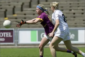  ??  ?? Kellie Kearney is first to the ball as Siobhán O’Sullivan of Kildare looks on.