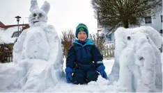  ??  ?? Felix hat mit Papa die Maus und den Elefanten aus Schnee gebaut, weil er „Die Sendung mit der Maus“so gerne anschaut.