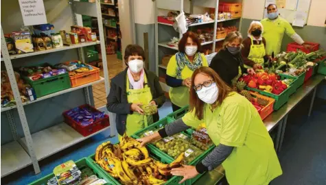  ?? Foto: Alexander Kaya ?? Ulrike Tiefenbach (vorne rechts) mit einem Teil der Helfer und Helferinne­n der Tafel in Illertisse­n. Vor allem frisches Obst und Gemüse sind sehr begehrt.