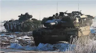  ?? FOTO: WOLF/DPA ?? Vom Abstellgle­is geholt: Die Bundeswehr soll mehr Panzer behalten als geplant.