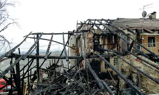  ??  ?? L’intervento In alto, un’immagine dell’incendio di giovedì sera (Foto Vigili del fuoco) Sotto, il tetto dell’edificio rimasto completame­nte distrutto (Foto Klotz/Rensi)