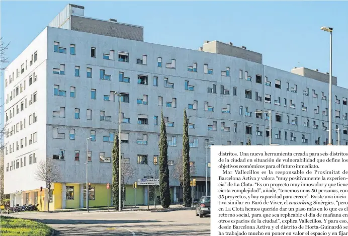  ??  ?? El espacio de ‘coworking’ de La Clota está en los bajos de este edificio de la avenida del Estatut