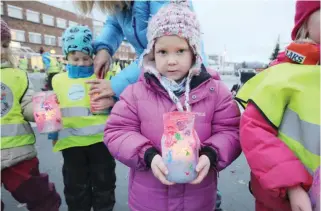  ??  ?? LAGET SELV: I år er det åttende gang denne lysmarkeri­ngen holdes i Alta. Lyktene har barna laget selv i barnehagen.