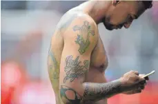  ?? FOTO: IMAGO ?? Verteidige­r Jérôme Boateng zeigt seinen Glauben mit mehreren Tattoos – unter anderem dem Kreuz mit betenden Händen und dem englischen Satz „Only God Can Judge Me“– „Nur Gott kann über mich richten!“