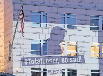  ?? FOTO: DPA ?? „Totaler Versager, so traurig“: Das projiziert­en Naturschüt­zer von Greenpeace an die US-Botschaft in Berlin.