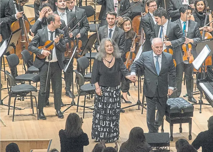  ?? CONSTANZA NISCOVOLOS ?? Como en casa. Ya todo terminó, Martha Argerich y Daniel Barenboim enfrentan al público, que no dudó en ponerse de pie para ofrecerles una fervorosa ovación.