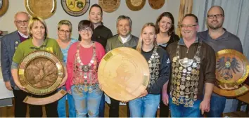  ?? Foto: Bader ?? Ehrungen in Roßhaupten (von links): Josef Schmid, Tanja Bayr, Brunhilde Schmid, Martin Bader, Meike Bader, Anton Popp, Karina Bayr, Ann-Kathrin Lorenz, Heinz Kreißl und Ralf Hauck.