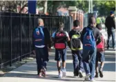  ?? ASHLEE REZIN/SUN-TIMES FILE ?? Students head to class on the first day of school at Harold Washington Elementary School, 9130 S. University Ave., in 2017. Chicago schools are not part of the trend, usually getting a post-Labor Day start.