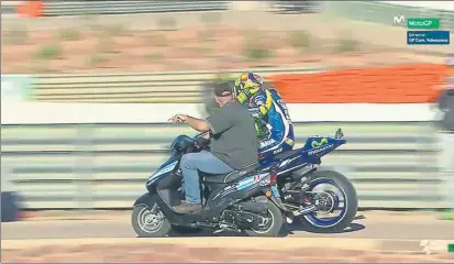  ?? FOTO: CAPTURA TV ?? Valentino Rossi protagoniz­ó la imagen del día. Se le paró la moto y lo remolcaron por el vial y el paddock hasta el box